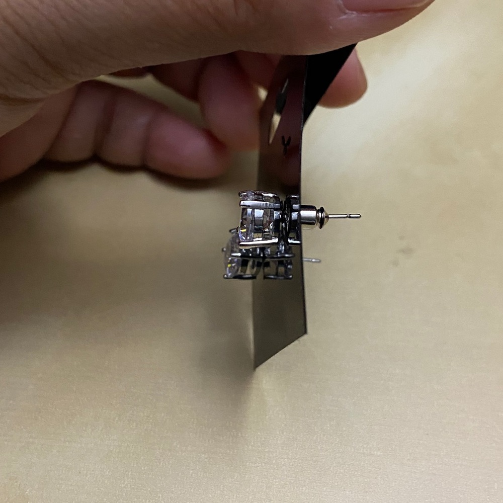 Silvertone stud earring - Picture 4 of 5